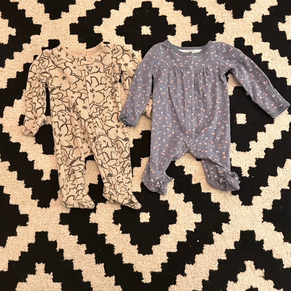 Carter’s onesies
Size newborn